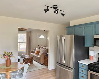 Clean & Comfortable Stay Near Downtown Greenville - Greenville - Kitchen