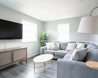 Luxury 3-BR & Free Parking - 6-minutes to Monuments - Arlington - Living room