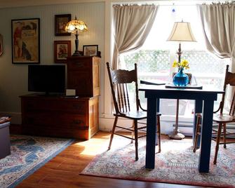 Red Barn Cottage, A World Away in Historic Victorian Ferndale - Ferndale - Eetruimte