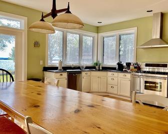 Unique Family Rental on Lake Champlain, NY! \'Life is Good\' - Champlain - Kitchen