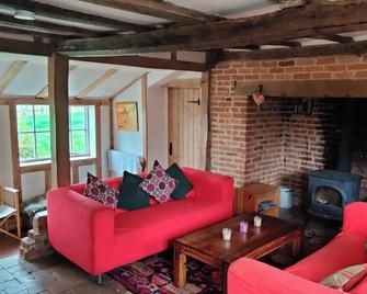 Burnt House Cottage - Ipswich - Living room