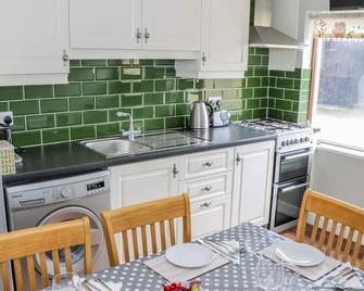 Glor Cottage, Pet Friendly, With A Garden In Knock, County Mayo - Claremorris - Kitchen