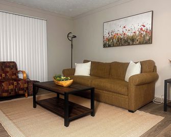 Your Place at the Battery. Walking distance to Truist Park, the Battery and Roxy - Smyrna - Living room