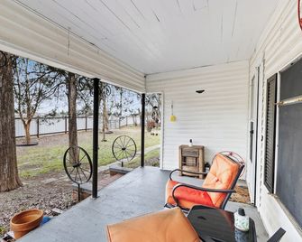 15 min Lake of the Pines, 25 min Lake Caddo. Bring the boat and whole family! - Jefferson - Balkon