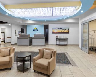 Days Inn & Suites by Wyndham Lubbock Medical Center - Lubbock - Lobby