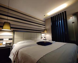 Super 8 Hotel Urumqi Li Yu Shan Lu - Ürümqi - Bedroom