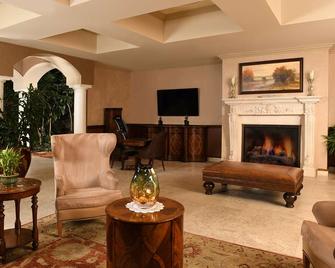 Woolley's Classic Suites Denver Airport - Aurora - Living room