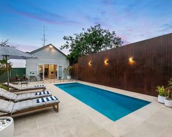 Hidden Oasis in The Hunter Valley with heated pool\n'The Cutest Cottage' - Cessnock - Basen