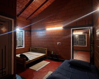 Discover Unparalleled Comfort and Hospitality at Our Homestay Retreat. - Mudigere - Bedroom