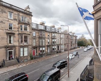 Revolver Edinburgh - Edinburg