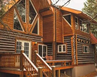 Riverfront Retreat - 10mins from Glacier - Hungry Horse - Building