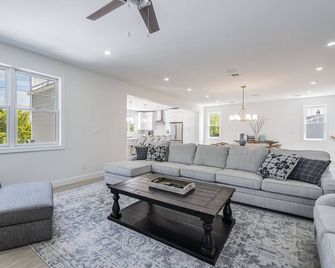 7 Bed/4 Bath, Salt Water Pool, Walk to beach/boardwalk - Point Pleasant Beach - Wohnzimmer