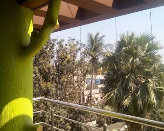 Home Stay World - Shānti Niketan - Balcón