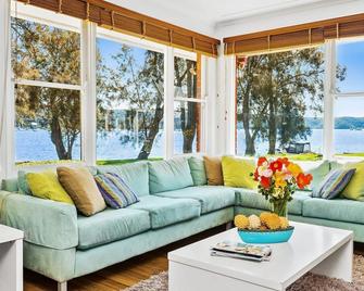 Palm Beach Cottage By Palm Beach Holiday Rentals - Palm Beach - Living room