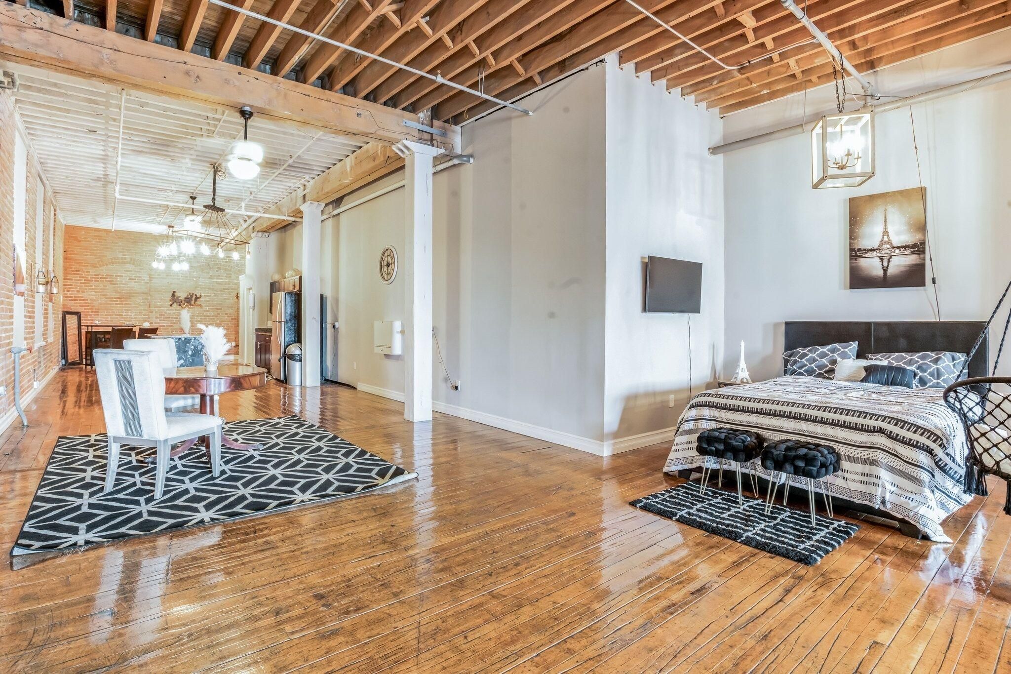 Queen G Investments 1 Bedroom Apts by RedAwning - Detroit - Slaapkamer