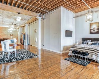 Queen G Investments 1 Bedroom Apts by RedAwning - Detroit - Bedroom