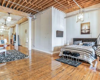 Queen G Investments 1 Bedroom Apts by RedAwning - Detroit - Slaapkamer