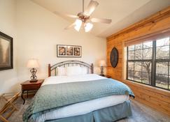Lovely Cabin In The Heart Of Branson! Gas Fireplace & Whirlpool Tub - Branson - Bedroom