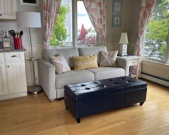 1 room luxury ocean front studio cottage - Harpswell - Living room