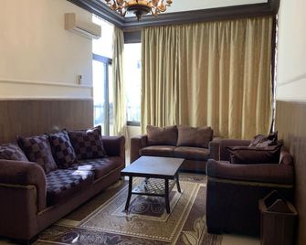 Alaamira Furnished Apartments - Chiyah - Вітальня