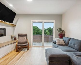 Charming Lafayette Getaway with Fireplace! - Lafayette - Living room