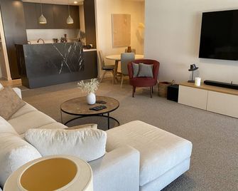 Camperdown 2 bed, 2 bath, pools & gyms, cafes, shops, transport, parking - Sydney - Living room