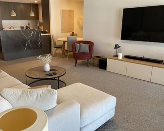 Camperdown 2 bed, 2 bath, pools & gyms, cafes, shops, transport, parking - Sydney - Olohuone