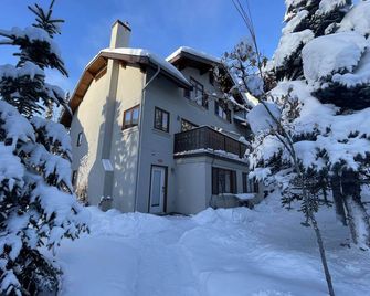 Hillside 3 Level Ski In & Out 3 Bedroom, 3 Bath W/ Hot Tub & Bbq! License #1031 - Sun Peaks - Bâtiment