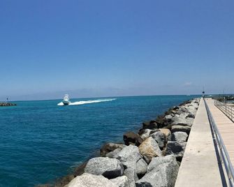 JupRent's Ocean Walk Paradise - Close to all- 6 min walk to beach - 3Bed/3Bath - - Jupiter