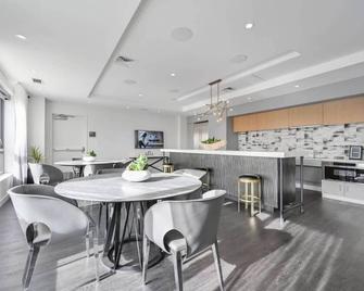 Central Penthouse City Skyline Views Gym sleep 8 - Cambridge - Dining room