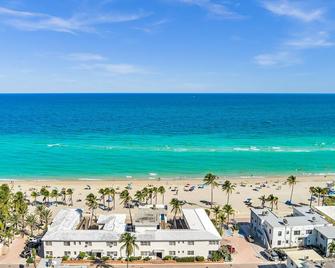 The Blue Wave - הוליווד - חוף