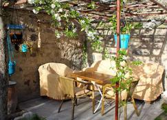 Cosy Cottage with Fireplace - 12 km to Erciyes Skii Resort - Kayseri - Patio