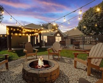 The Blue Holly - Bright & Spacious with a Pool - Corinth - Patio