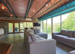 Secluded 20 acre 10BR ultra contemporary retreat - Manchester - Wohnzimmer