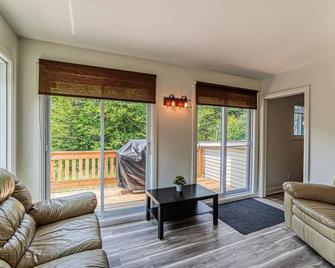 CITQ307848\nChalet Le Serein à St-Zénon.\nNext to River with 3 Room and SPA.\n - Saint-Zénon - Living room