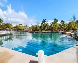 Relax, with our beautiful gardens, large pool and just steps from the beach and lagoon - Puerto Aventuras