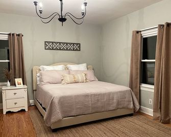 Around the Corner from the KY Horse Park - Georgetown - Bedroom