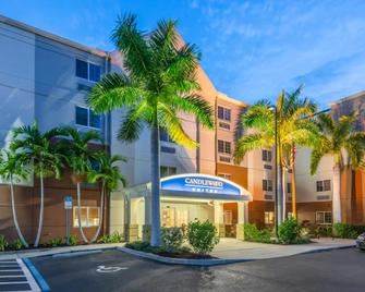 Candlewood Suites Ft Myers I-75 By IHG - Fort Myers - Building