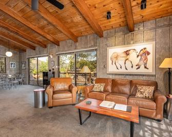 Panoramic view Cabin on 122 acre ranch with private pool and hot tub - Ahwahnee - Living room