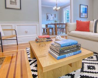 4 bedroom, 2 bath, King Beds, Outdoor Space, Grill, Parking, Near Prospect Park - Brooklyn - Olohuone