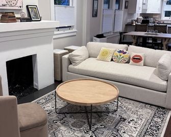 Charming 2-bedroom cottage with Hot Tub; walk and bike everywhere! - Santa Barbara - Living room