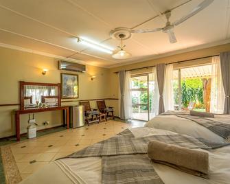 Room in Villa - Zambezi Family Lodge - Elephant Room - Victoria Falls - Oturma odası