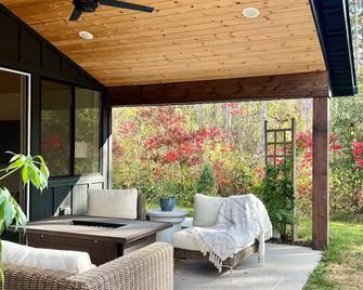 The Nordic Nest- a unique getaway! Close to trails, Menomonie-Stout- 6 miles - Menomonie - Binnenhof