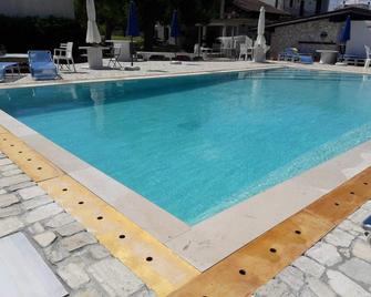 Borgo La Pineta - Carmiano - Piscina