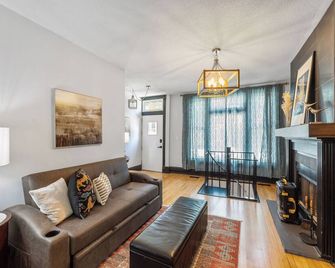 As Seen on TV: Safest Area Lincoln Park Duplex - Chicago - Living room