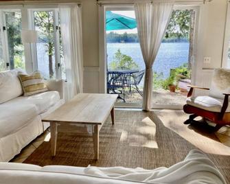 Classic Maine waterfront cottage on pristine Highland Lake Windham/Falmouth - Windham - Living room