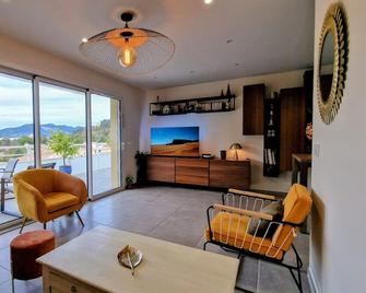 Appartement neuf, avec vue montagnes. - Die - Living room