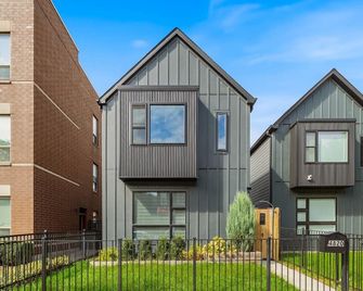 Discover the Heart of Chicago from Our Modern 3 Bed/ 2.5 Bath Home - Chicago - Edificio