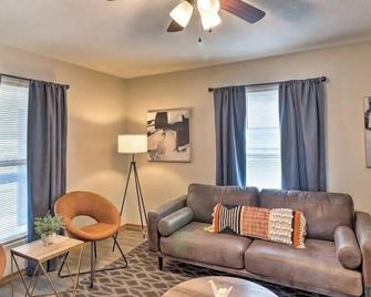 Cozy 2br Retreat Near Ozark Trails & Downtown - West Plains - Obývací pokoj