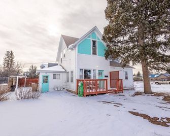 Rustic 2 Bedroom Boho Apartment - Laramie - Building